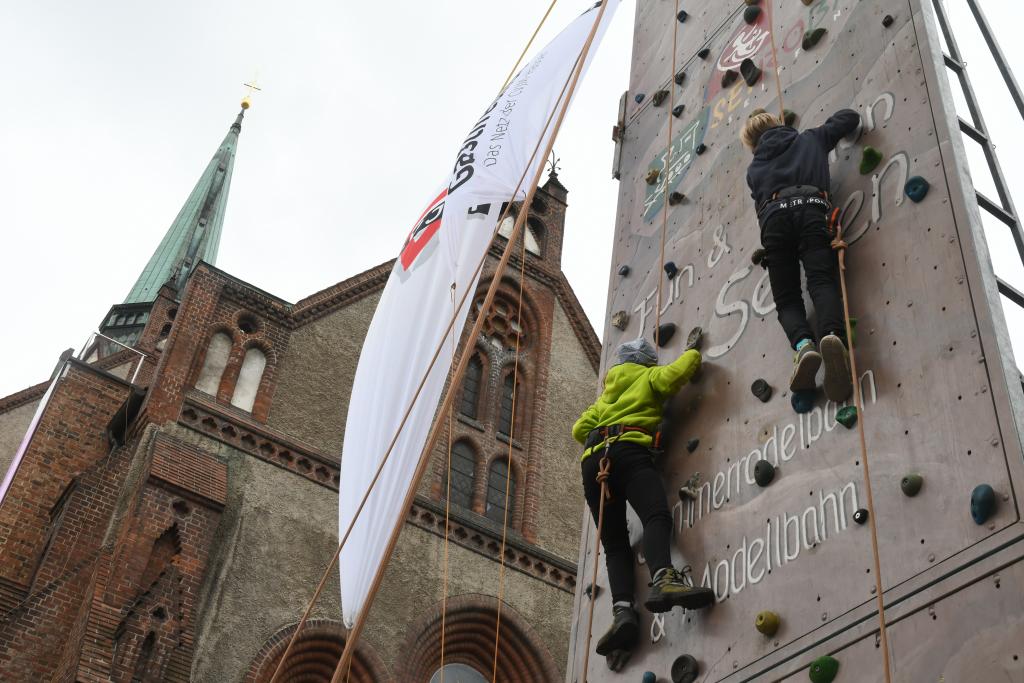 Der CVJM hatte eine hohe Kletterwand direkt neben der Nikolaikirche im Angebot. © Steffen Giersch