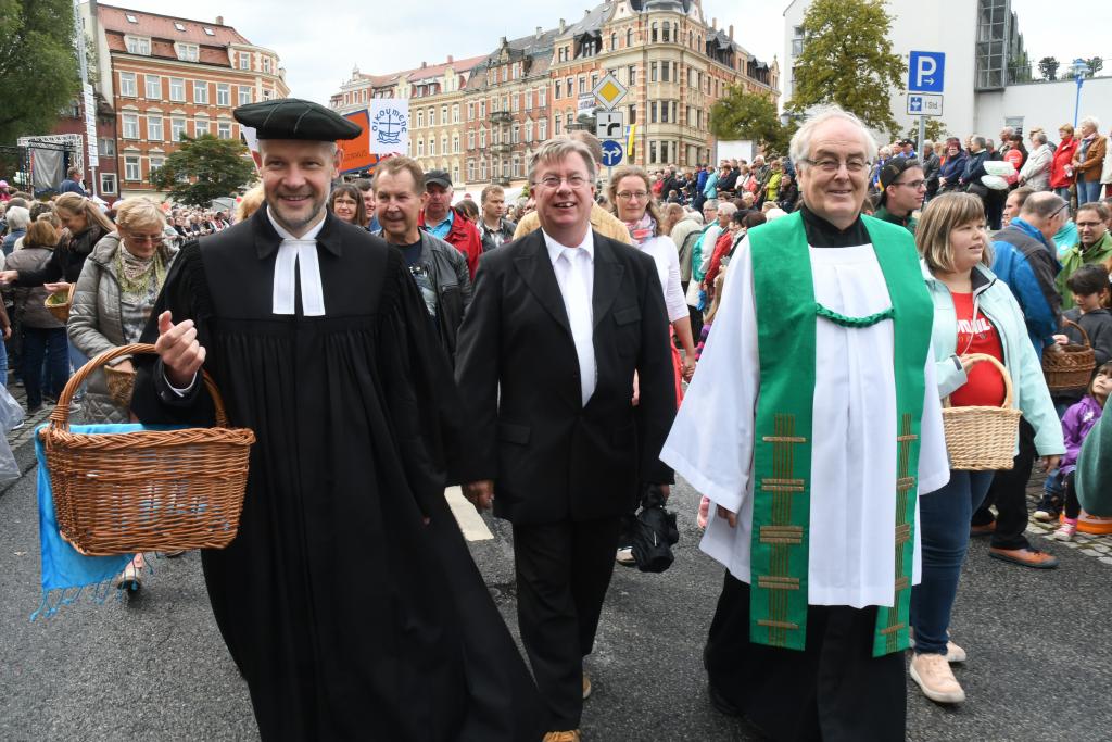 Vertreter der Kirchen und christlichen Gemeinschaften beim Festumzug (v.l.): Löbaus evangelischer Pfarrer Daniel Mögel, Matthias Kopka von der Herrnhuter Brüdergemeine sowie der katholische Pfarrer Michael Dittrich. © Steffen Giersch