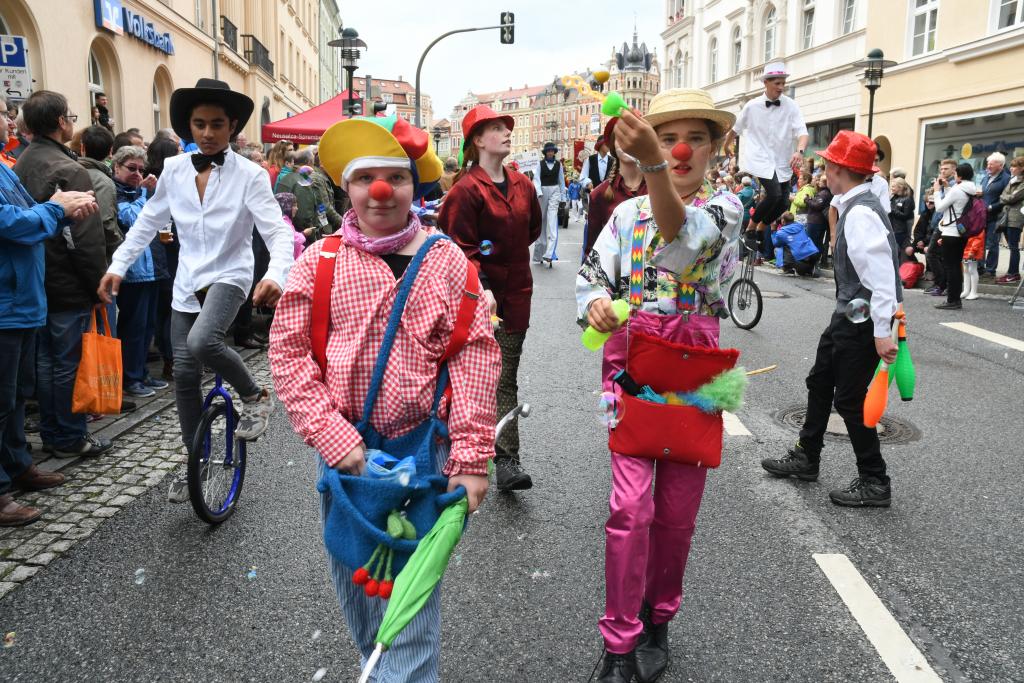 Auch der Kinder- und Jugendzirkus Applaudino war beim Festumzug dabei. © Steffen Giersch