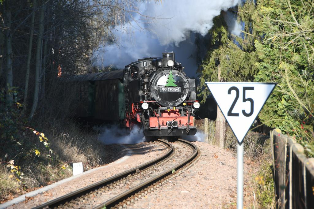 Neben dem Rüstzeitheim fährt eine Kleinbahn. © S. Giersch