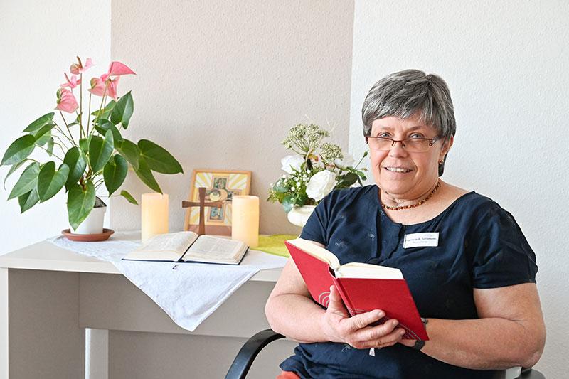 An der Seite der Kranken und Sterbenden: Pfarrerin Ramona Uhlemann im Raum der Stille im Bavaria Klinikum Kreischa. Auch in der Pandemiezeit versucht sie, die Patienten nicht allein zu lassen. © Steffen Giersch