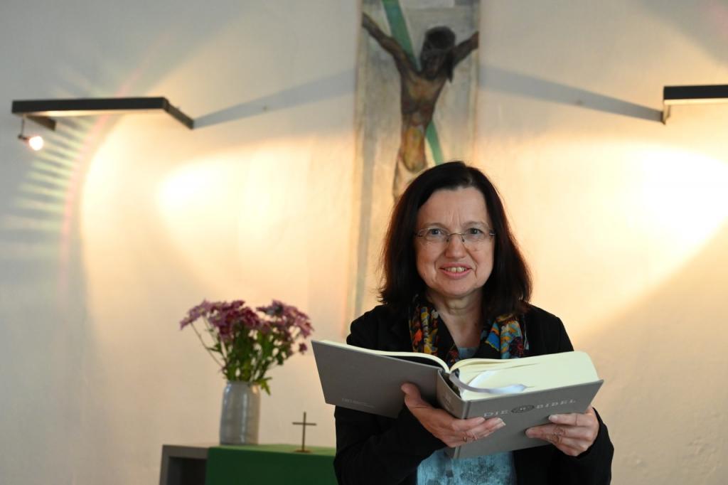 Petra Porstmann Lektorin Bibel Kreuz Altar