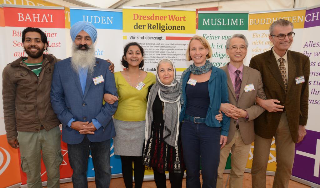 Bahá'í, Buddhisten, Christen, Juden, Muslime und Sikhs rufen im gemeinsam veröffentlichten „Dresdner Wort der Religionen“ zu Religionsfreiheit und friedlichem Miteinander auf. 