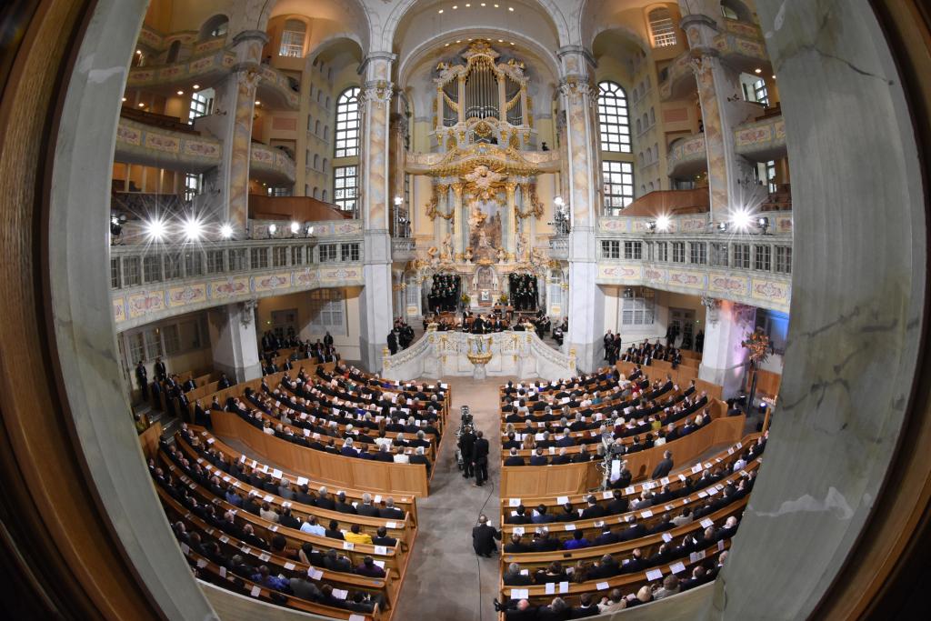 Der Festakt zum „Tag der deutschen Einheit“ fand mit 1200 Besuchern in der Dresdner Frauenkirche statt.