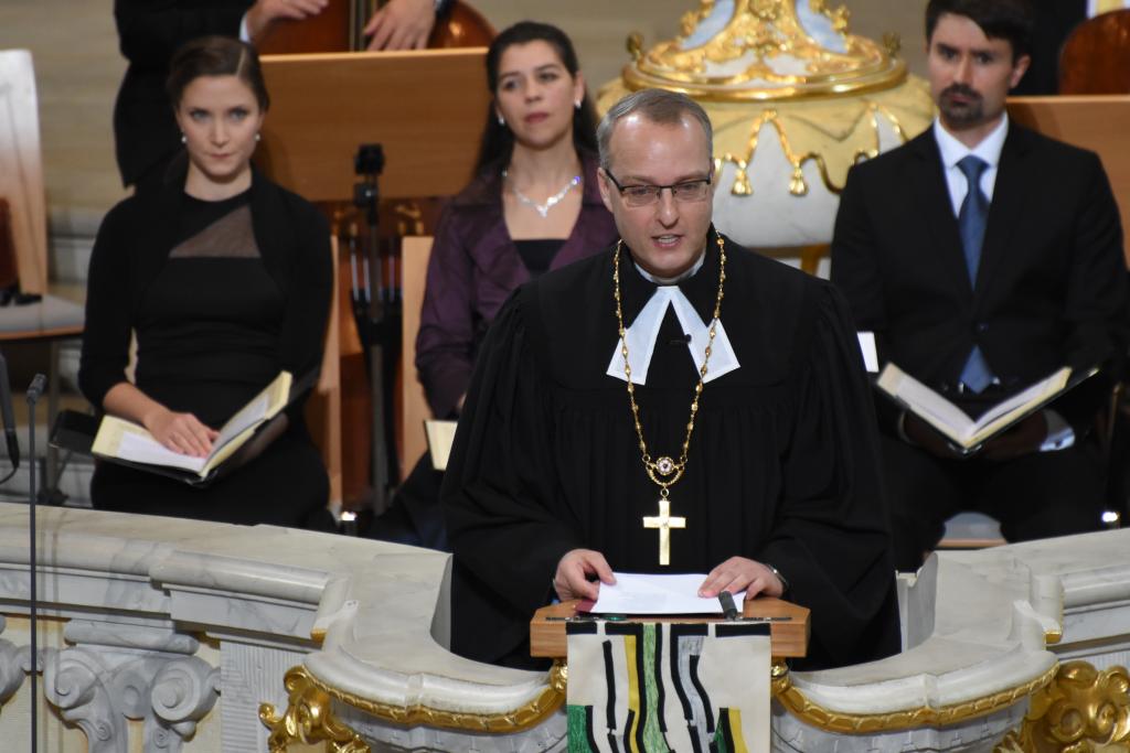 Der evangelische Landesbischof Carsten Renzing rief in seiner Predigt dazu auf, nach Frieden zu streben.