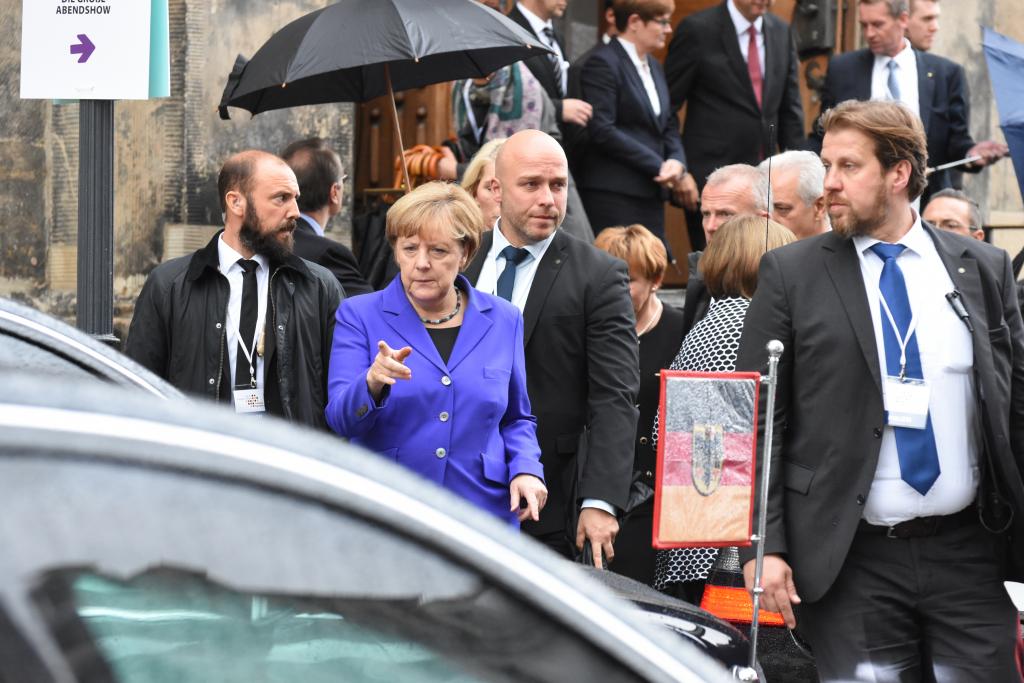 Am Rand der Veranstaltung sprach Angela Merkel mit der Familie des Imams, der vom Anschlag letzte Woche betroffenen Moschee.
