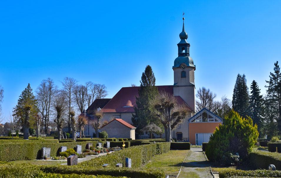 Blick von Norden über den Friedhof zur Stadtkirche Großröhrsdorf vor dem Brand. © Von Wissenslustiger - Eigenes Werk, CC BY-SA 4.0, https://commons.wikimedia.org/w/index.php?curid=116510271