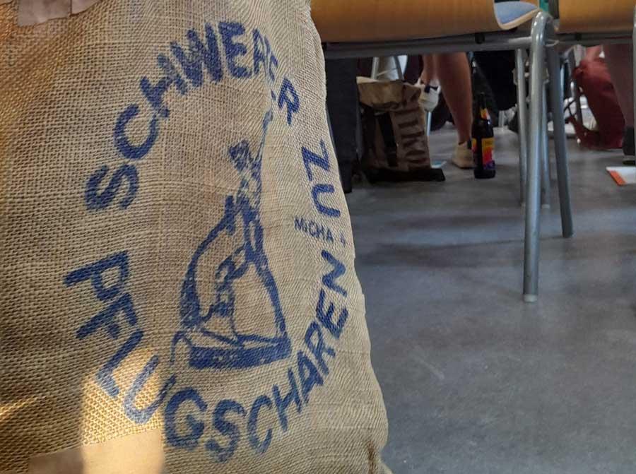 Symbol einer verblassten Idee? Tasche eines Kirchentagsbesuchers bei einer Veranstaltung zum Thema Frieden. © Stefan Seidel