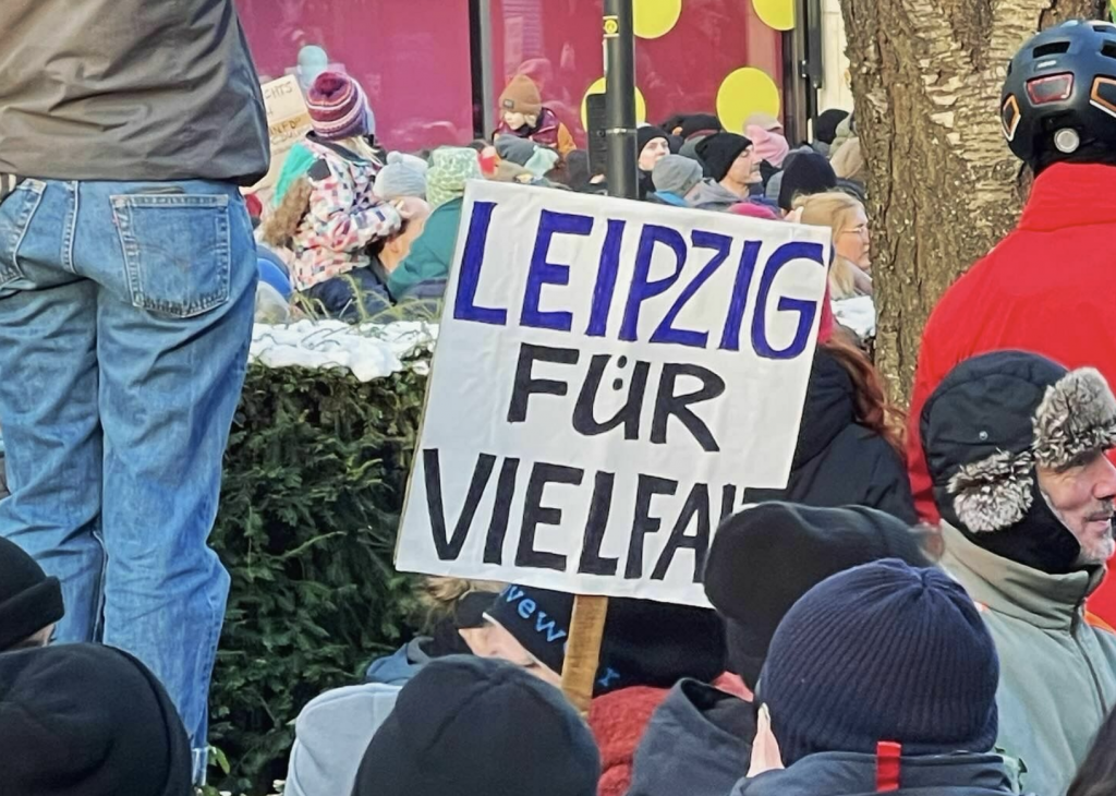 Bürger mit Botschaft: Plakate auf der Demonstration. © S. Keller