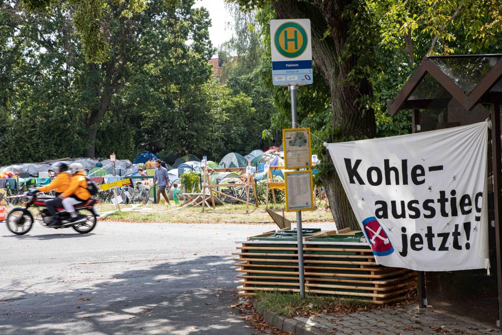 Klimacamper haben ihre Zelte in Pödelwitz aufgeschlagen und sind vielfältig in Aktion. Foto: Jan Adler