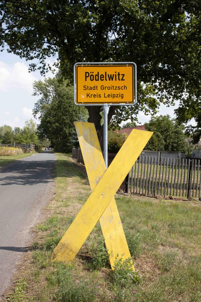 Das X am Ortsschild steht für das Bündnis »Alle Dörfer bleiben«. Foto: Jan Adler