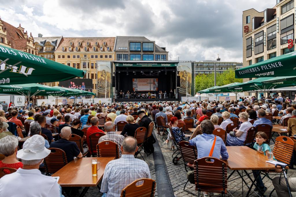 Voller Marktplatz Leipzig zum Stadtfest-Gottesdienst © Uwe Winkler 