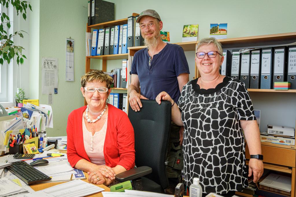 Die Friedhofsverwaltung (v. l.): Sylvia Däbritz, Guido Fleischer und Regina Standke im Büro. Foto: Uwe Winkler