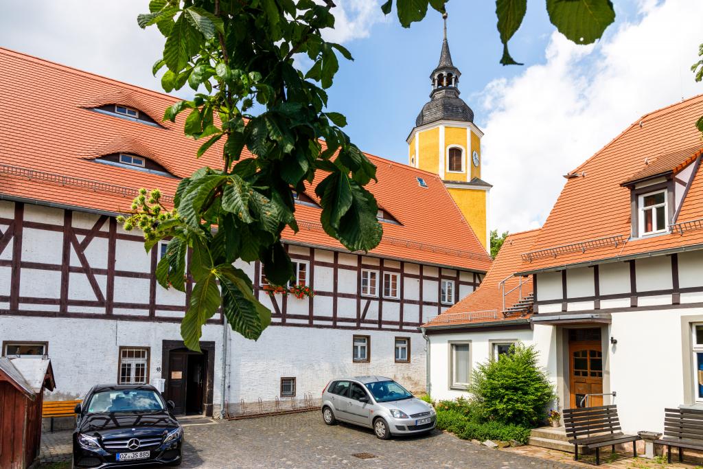 Die Wermsdorfer Zentrale: Kirche mit Friedhofsverwaltung im Pfarrhaus (links) und Rüstzeitheim. Foto: Uwe Winkler