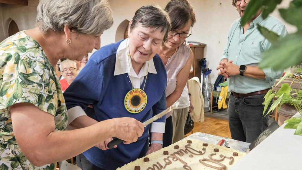 Stets Miteinander: Die Geburtstagstorte wird angeschnitten. © Astrid Sonntag