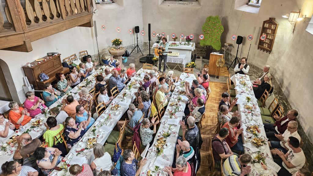 An der großen Tafel: Klubleiter Tobias Jahn stimmt sein eigens zum Jubiläum geschriebenes Klub-Lied an. © Astrid Sonntag