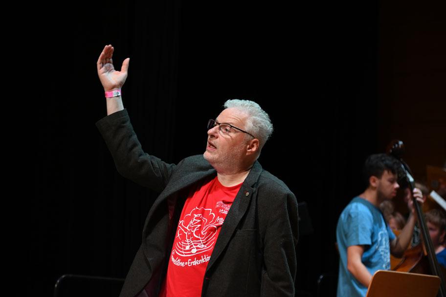 Ekkehard Hübler, Landesobmann des Kirchenchorwerkes Sachsen, hat den großen Kurrendechor angeleitet © Steffen Giersch