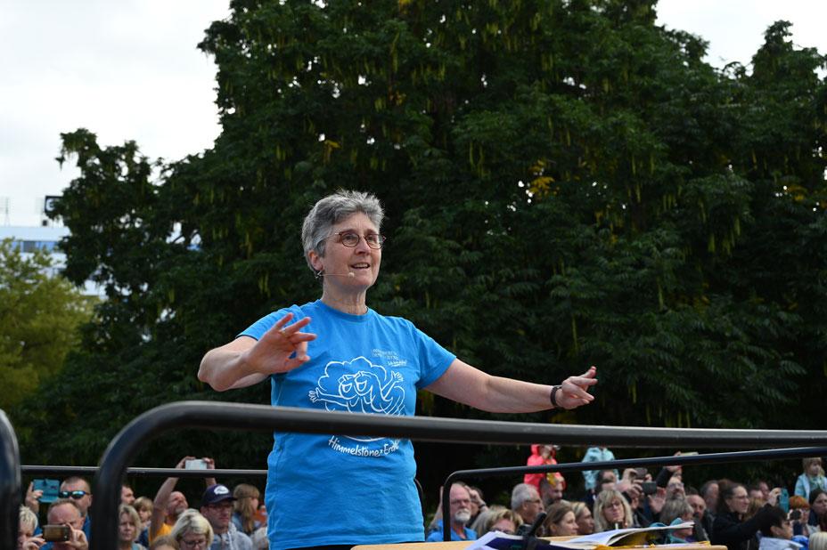 Kantorin Margret Leidenberger leitete den Chor beim Treppensingen © Steffen Giersch