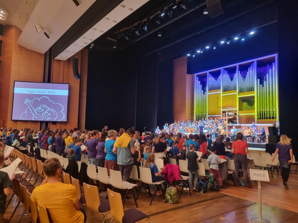 Im Saal werden am Vormittag die Lieder für das Musical 16 Uhr geprobt © Karola Richter Gemeinsames Einsingen © Karola Richter