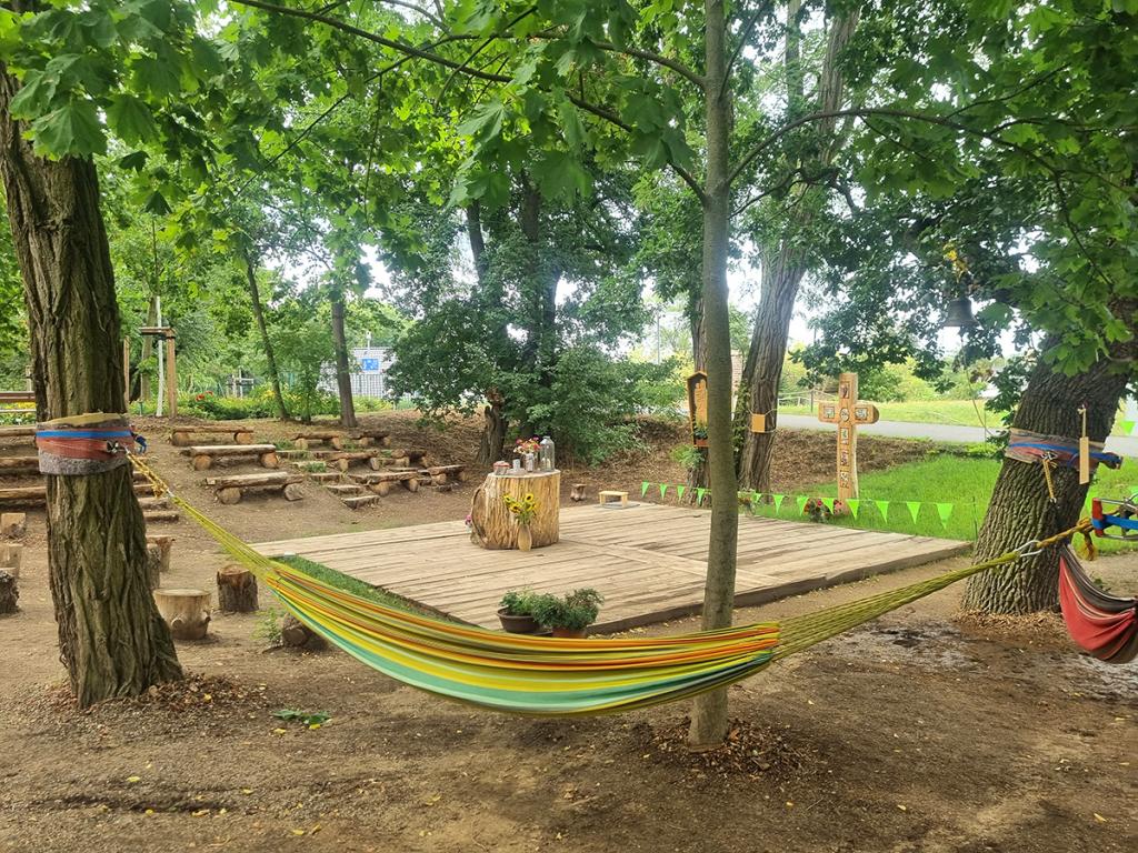 Ruhe, Rast und Inspiration im Kirchenwäldchen auf der Sächsischen Landesgartenschau 2022 in Torgau. © K. Richter