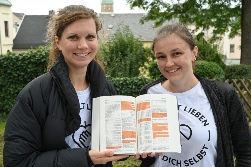 Sara Kurmann (l.) und Karen Göhler von der Micha-Initiative Chemnitz mit der Gerechtigkeitsbibel. © Steffen Giersch
