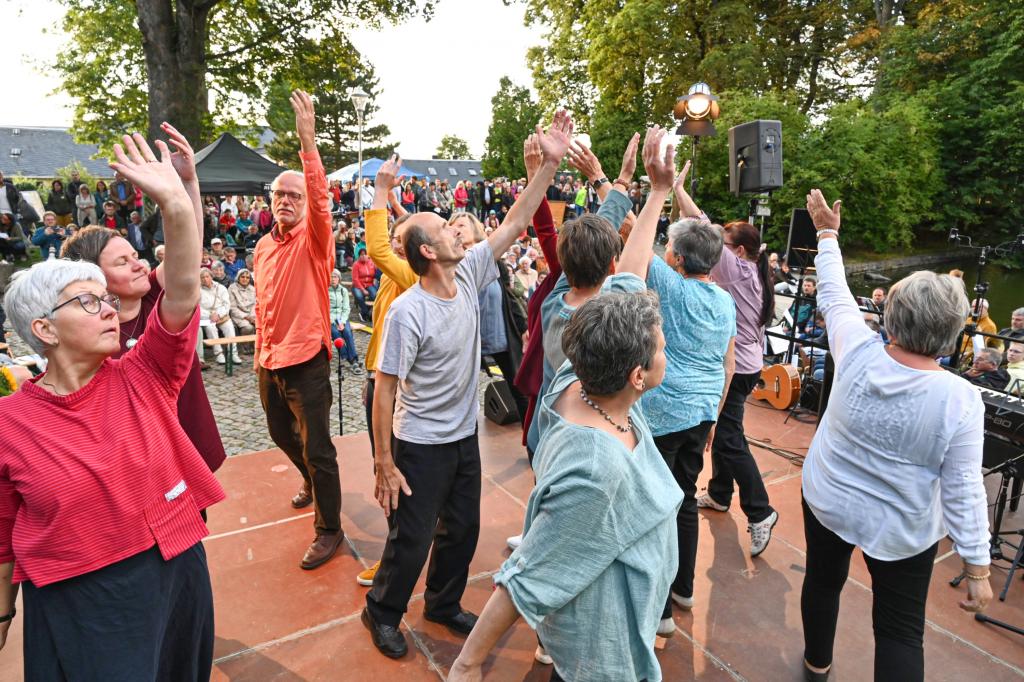 Die Tanzgruppe der katholischen Gemeinde beim ökumenischen Festgottesdienst. © Steffen Giersch