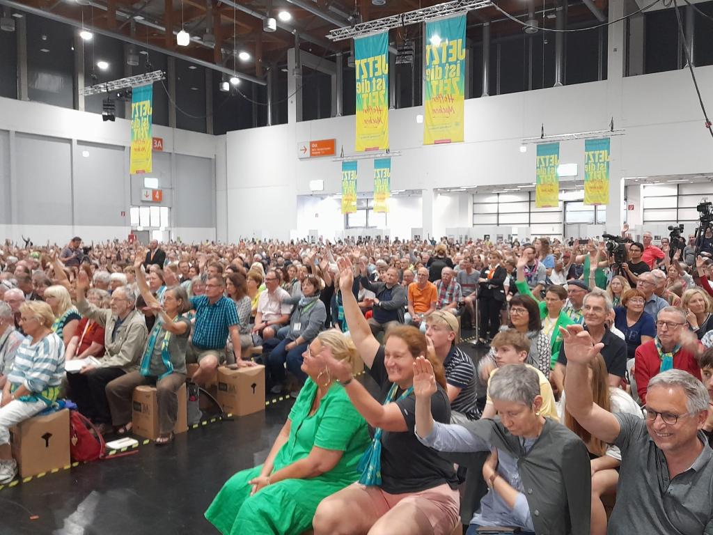 Größer Applaus bei der Vorstellung einer Kirchentags-Resolution, die die konsequente Umsetzung des Pariser Klimaabkommens. Darin wird auch gefordert, Protestformen des zivilen Ungehorsams nicht ungerechtfertigt zu kriminalisieren und dass die Kirchen Vorreiter beim Klimaschutz werden. Die Resolution wurde mit überwältigenden Mehrheit verabschiedet. © Stefan Seidel