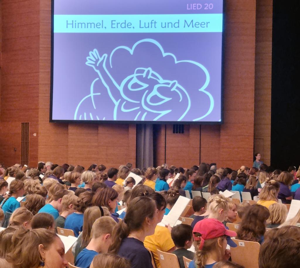 Im Saal werden am Vormittag die Lieder für das Musical 16 Uhr geprobt © Karola Richter Gemeinsames Einsingen © Karola Richter