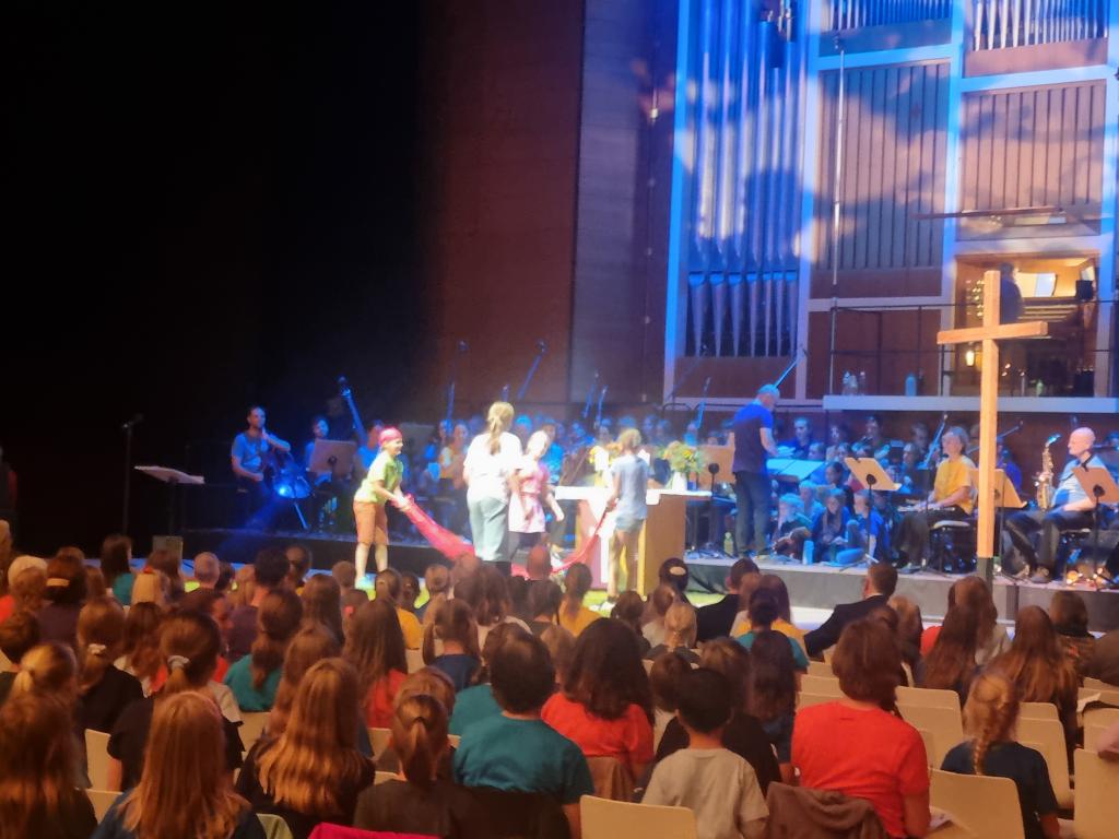 Abschlussgottesdienst mit Uraufführung des Musicals, für das die Kurrenden intensiv geprobt und ihre Lieder einstudiert haben. © Karola Richter Abschlussgottesdienst mit Uraufführung des Musicals, für das die Kurrenden intensiv geprobt und ihre Lieder einstudiert haben. © Karola Richter