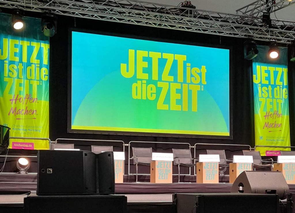 Leeres Podium vor dem Gespräch mit Bundeswirtschaftsminister Robert Habeck (Grüne). © Stefan Seidel