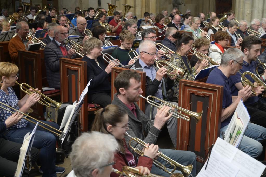 Im Gottesdienst zum Bläsersonntag im Dom zu Meißen wurde passend zur Veranstaltung viel gesungen und musiziert. © Klaus-Dieter Brühl