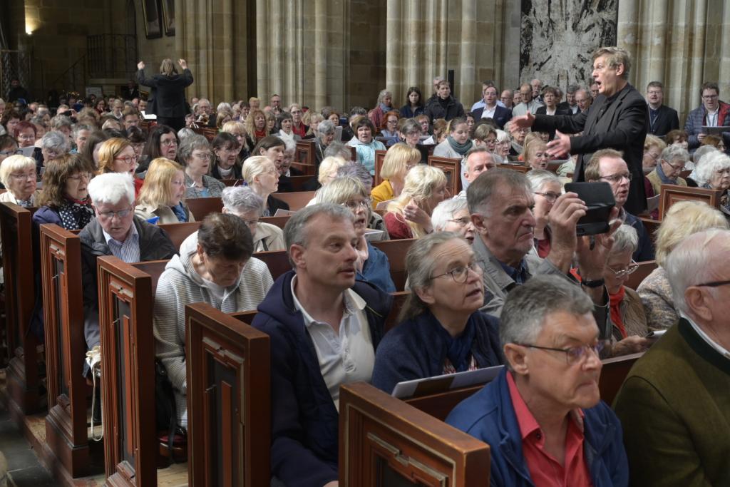 Im Gottesdienst zum Bläsersonntag im Dom zu Meißen wurde passend zur Veranstaltung viel gesungen und musiziert. © Klaus-Dieter Brühl