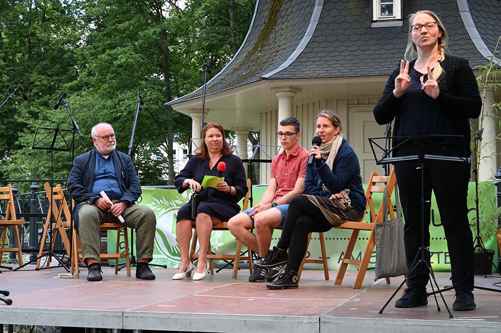 Diskussion (v. l.): Ulrich Clausen mit Kathleen Kuhfuß, Robert von Fridays for future und Anne-Kristin Römpke. © Steffen Giersch