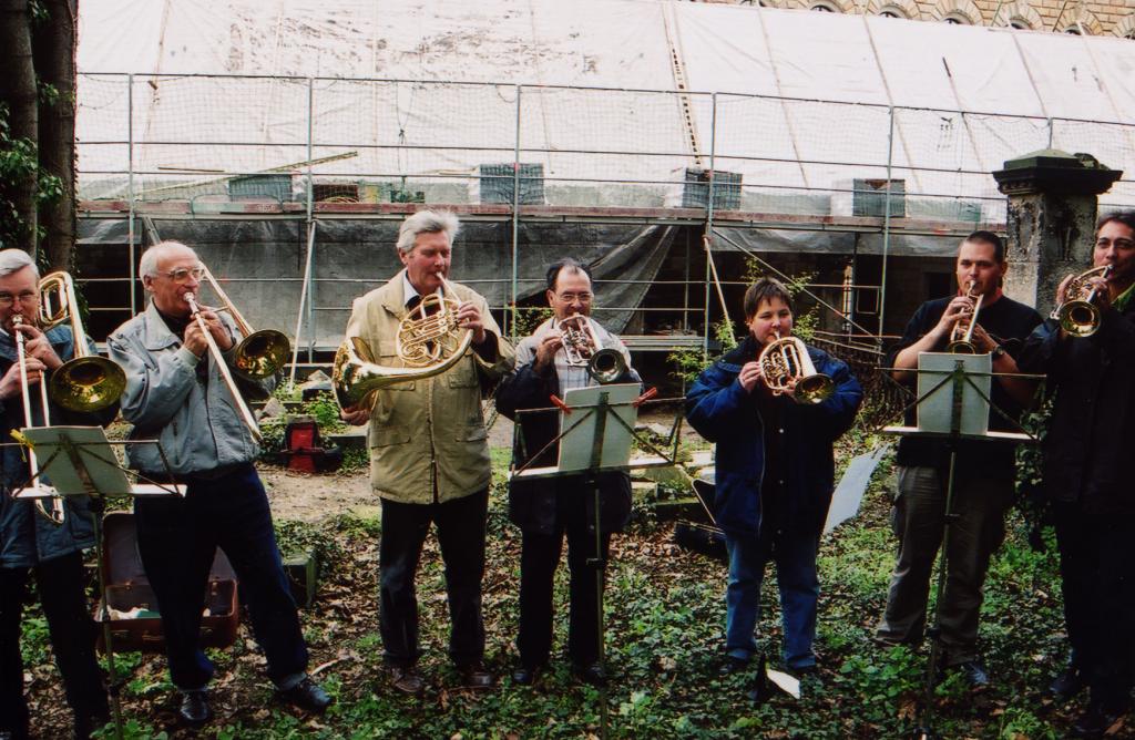 Der Posaunenchor der Versöhnungkirche Dresden spielte zu Beginn der Restaurierung der Grufthäuser auf dem unter Denkmalschutz stehenden Eliasfriedhof 1999. © Steffen Giersch