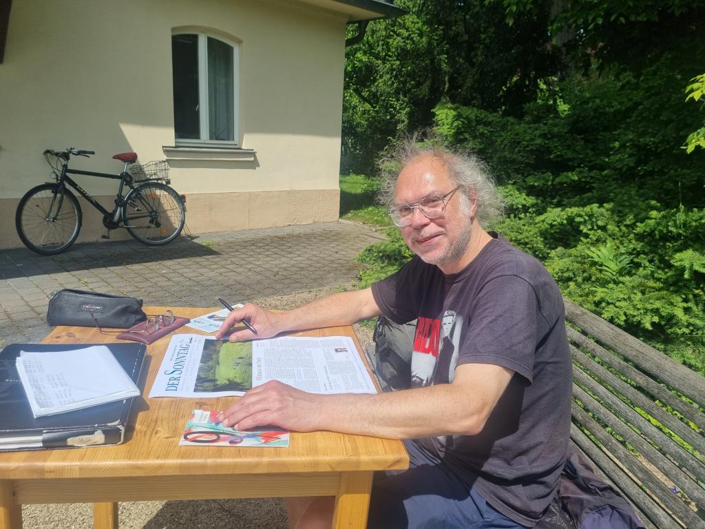 Während der Feinschliff einiger Seiten im Gange ist, liest Dr. Michael Lippold bereits die ersten Seiten Korrektur.