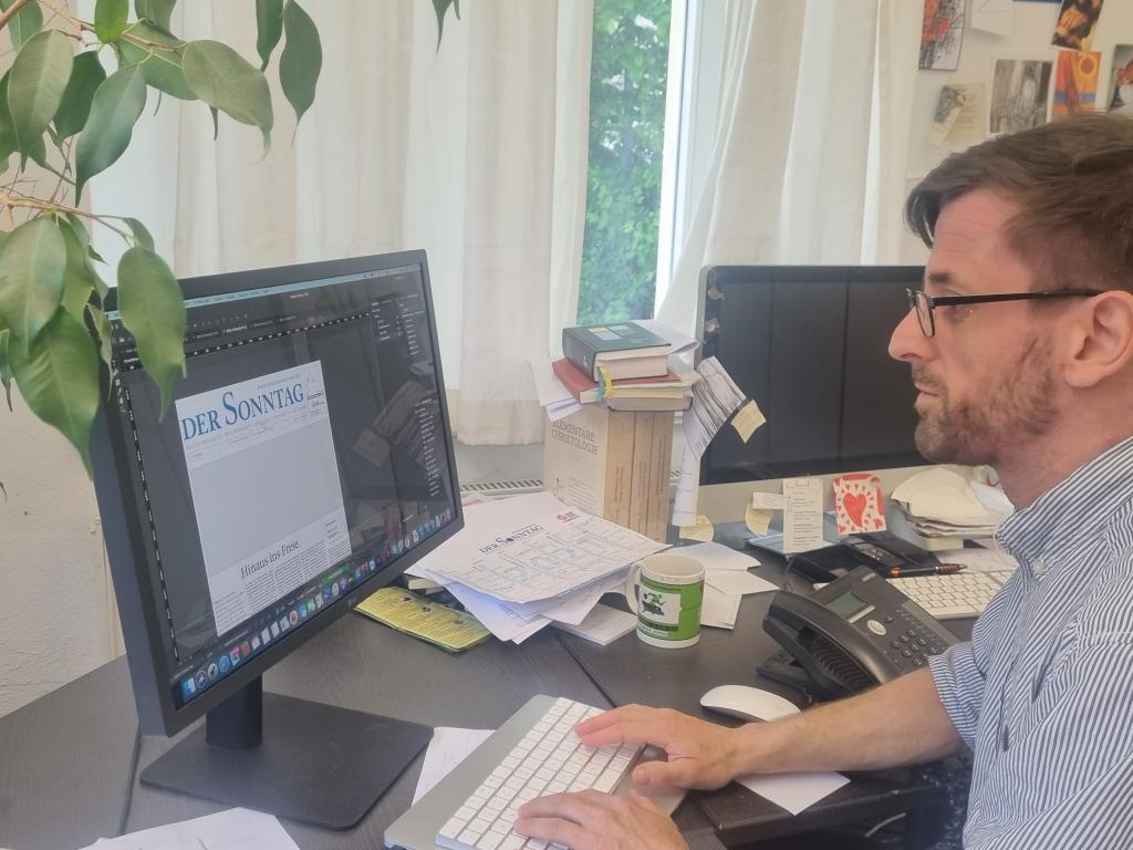 Am Produktionstag wird straff gearbeitet, denn der Sonntag soll pünktlich in die Druckerei gehen.