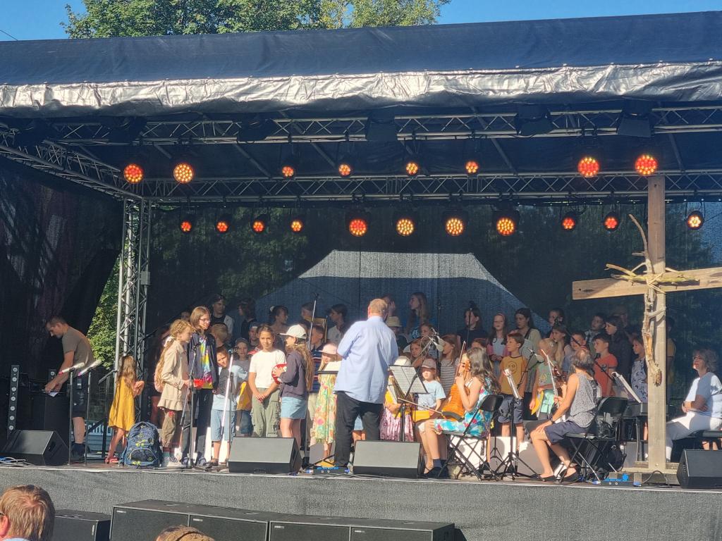 Auf der Bühne an der Elbe begann am Samstag ab 10 Uhr das Programm mit dem Musical »Wir Kinder einer Welt« © Karola Richter 