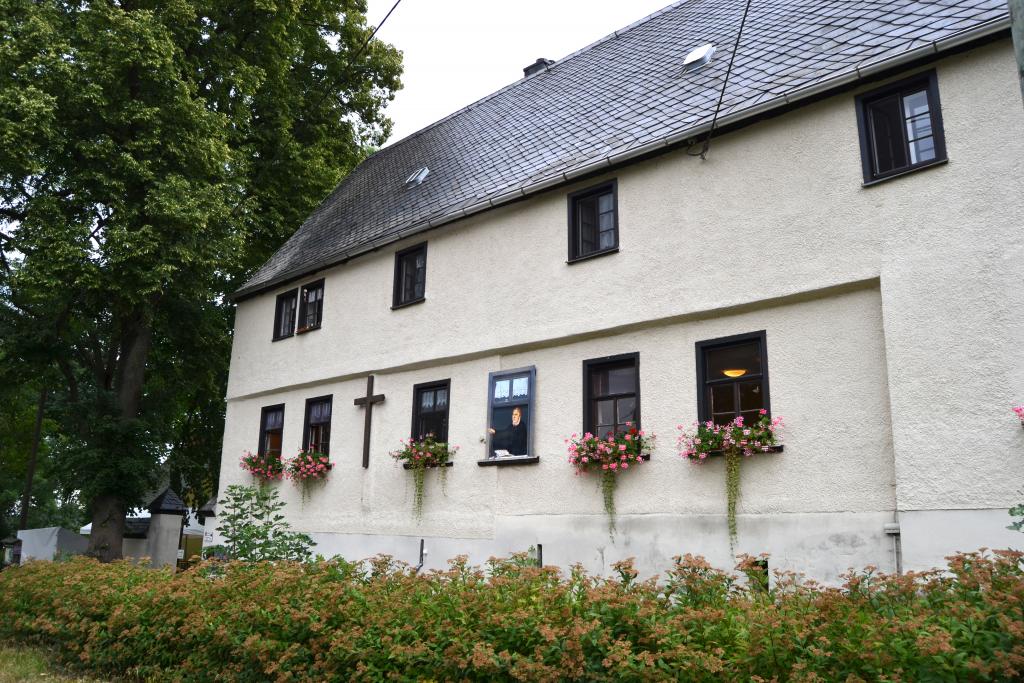 Gemeindehaus mit Luther-Bild in Reuth © Karola Richter