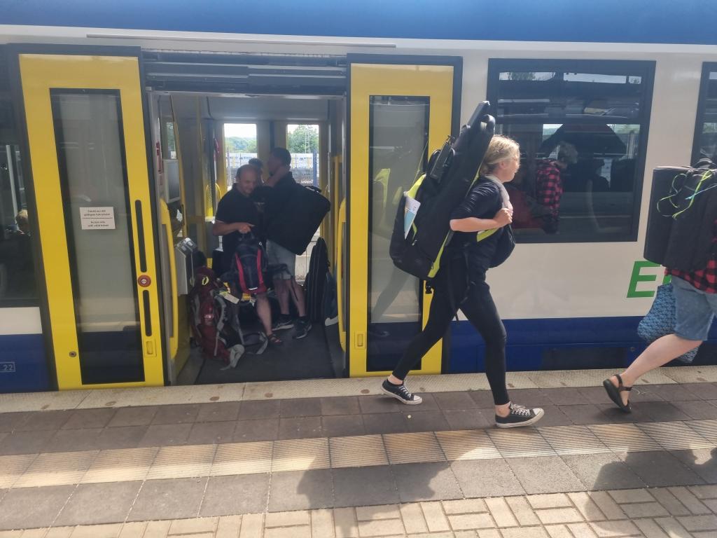 In Saalfeld, dem letzten Halt vor Nürnberg, verteilen sich die Bläser auf alle 3 Wagen, denn nun folgt das Unterhaltungsprogramm. © Karola Richter 