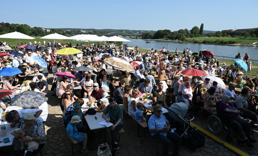Die erstmals an der Elbe gegenüber des Diakonissenhaus abgehaltene Veranstaltung war ein großes Fest für die Täuflinge, ihre Familien und alle Besucherinnen und Besucher. © Steffen Giersch Die erstmals an der Elbe gegenüber des Diakonissenhaus abgehaltene Veranstaltung war ein großes Fest für die Täuflinge, ihre Familien und alle Besucherinnen und Besucher. © Steffen Giersch