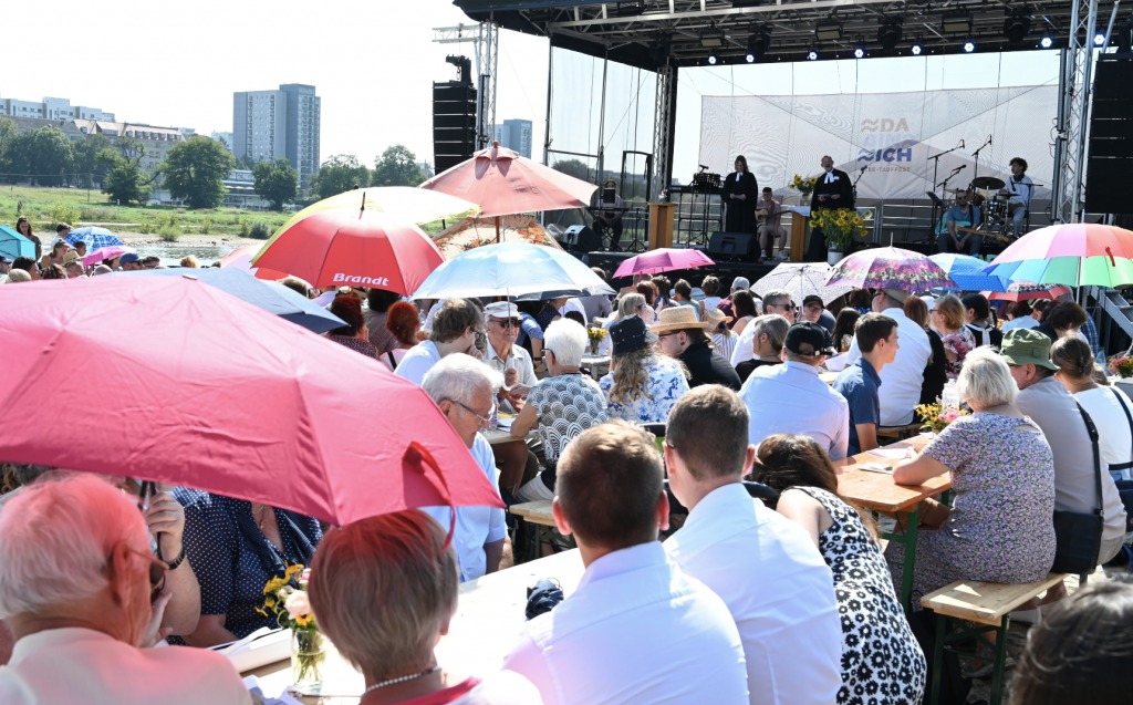 Die erstmals an der Elbe gegenüber des Diakonissenhaus abgehaltene Veranstaltung war ein großes Fest für die Täuflinge, ihre Familien und alle Besucherinnen und Besucher. © Steffen Giersch Die erstmals an der Elbe gegenüber des Diakonissenhaus abgehaltene Veranstaltung war ein großes Fest für die Täuflinge, ihre Familien und alle Besucherinnen und Besucher. © Steffen Giersch