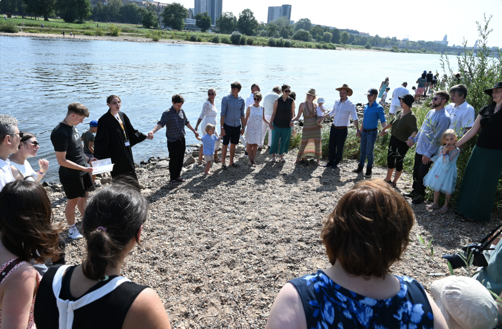 Die erstmals an der Elbe gegenüber des Diakonissenhaus abgehaltene Veranstaltung war ein großes Fest für die Täuflinge, ihre Familien und alle Besucherinnen und Besucher. © Steffen Giersch Die erstmals an der Elbe gegenüber des Diakonissenhaus abgehaltene Veranstaltung war ein großes Fest für die Täuflinge, ihre Familien und alle Besucherinnen und Besucher. © Steffen Giersch