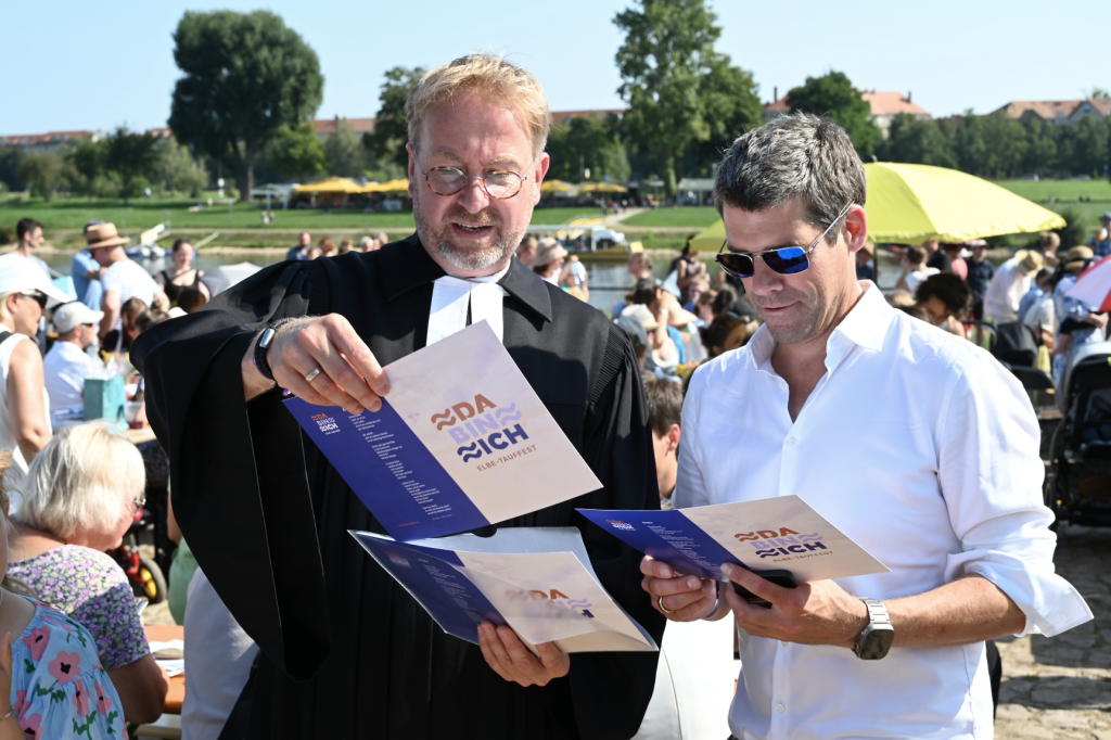 Mehrere Dresdner Pfarrerinnen und Pfarrer übernahmen die Taufen. © Steffen Giersch Mehrere Dresdner Pfarrerinnen und Pfarrer übernahmen die Taufen. © Steffen Giersch