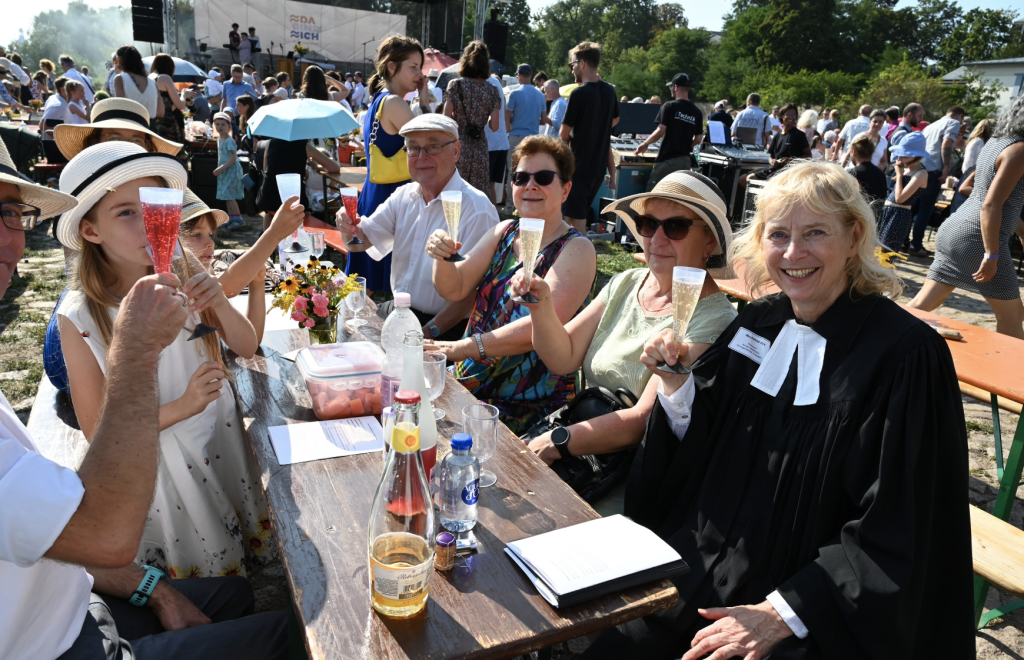 Zahlreiche Menschen sind zum großen Tauffest gekommen und haben Ihre Täuflinge gefeiert. © Steffen Giersch Zahlreiche Menschen sind zum großen Tauffest gekommen und haben Ihre Täuflinge gefeiert. © Steffen Giersch