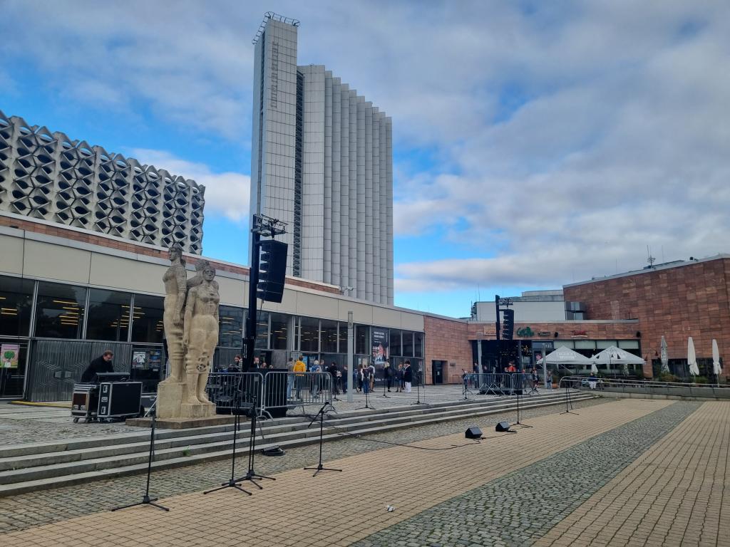 Viele Gruppen kommen an der Stadthalle an © Karola Richter Am 23. September fand in der Stadthalle Chemnitz der 4. Sächsische Landeskurrendetag statt. Das Motto lautet »Himmeltöne – Erdenklänge« © Karola Richter