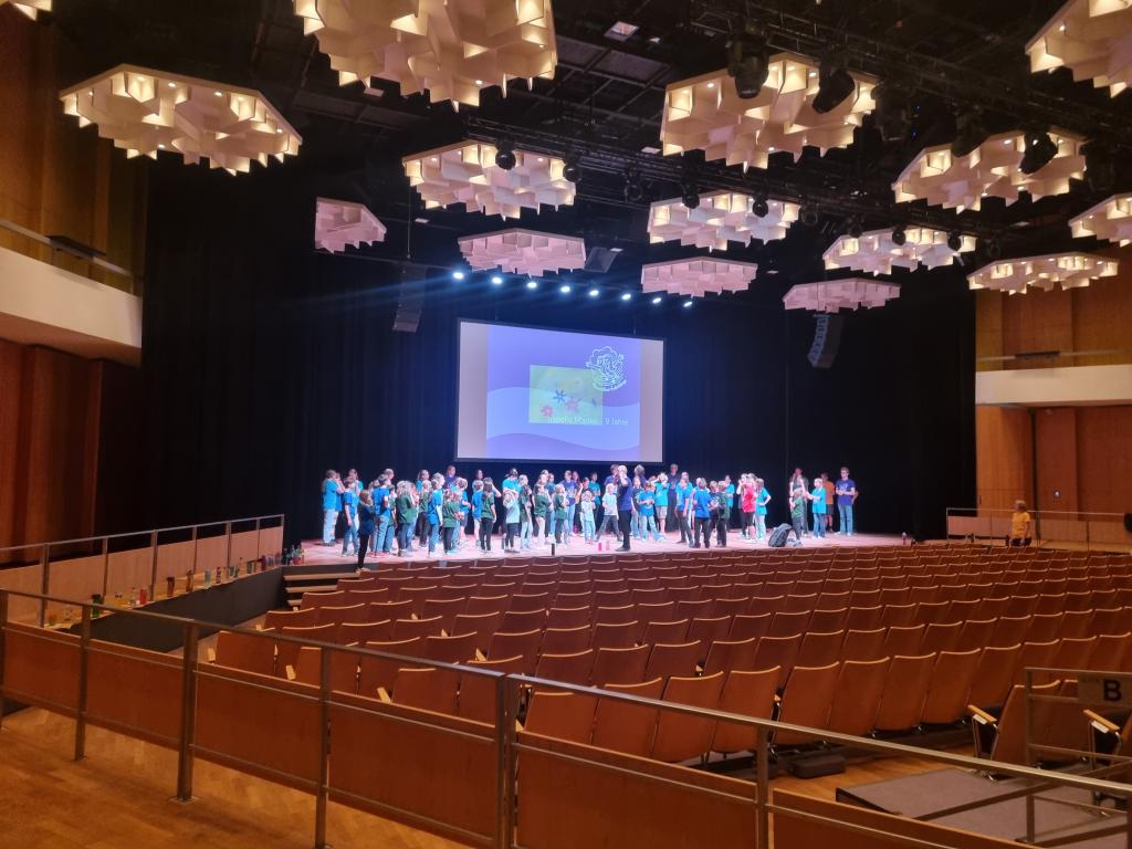 Der Projektchor singt sich ein © Karola Richter Am 23. September fand in der Stadthalle Chemnitz der 4. Sächsische Landeskurrendetag statt. Das Motto lautet »Himmeltöne – Erdenklänge« © Karola Richter