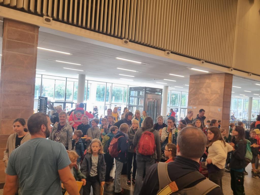 Die Stadthalle Chemnitz füllt sich mit den Kurrenden © Karola Richter Am 23. September fand in der Stadthalle Chemnitz der 4. Sächsische Landeskurrendetag statt. Das Motto lautet »Himmeltöne – Erdenklänge« © Karola Richter