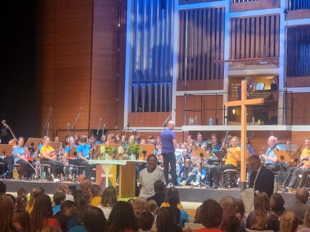 Die Schirmherren, Unterstützer und Oberlandeskirchenräte erhalten zum Dank noch ein T-Shirt. © Karola Richter Abschlussgottesdienst mit Uraufführung des Musicals, für das die Kurrenden intensiv geprobt und ihre Lieder einstudiert haben. © Karola Richter