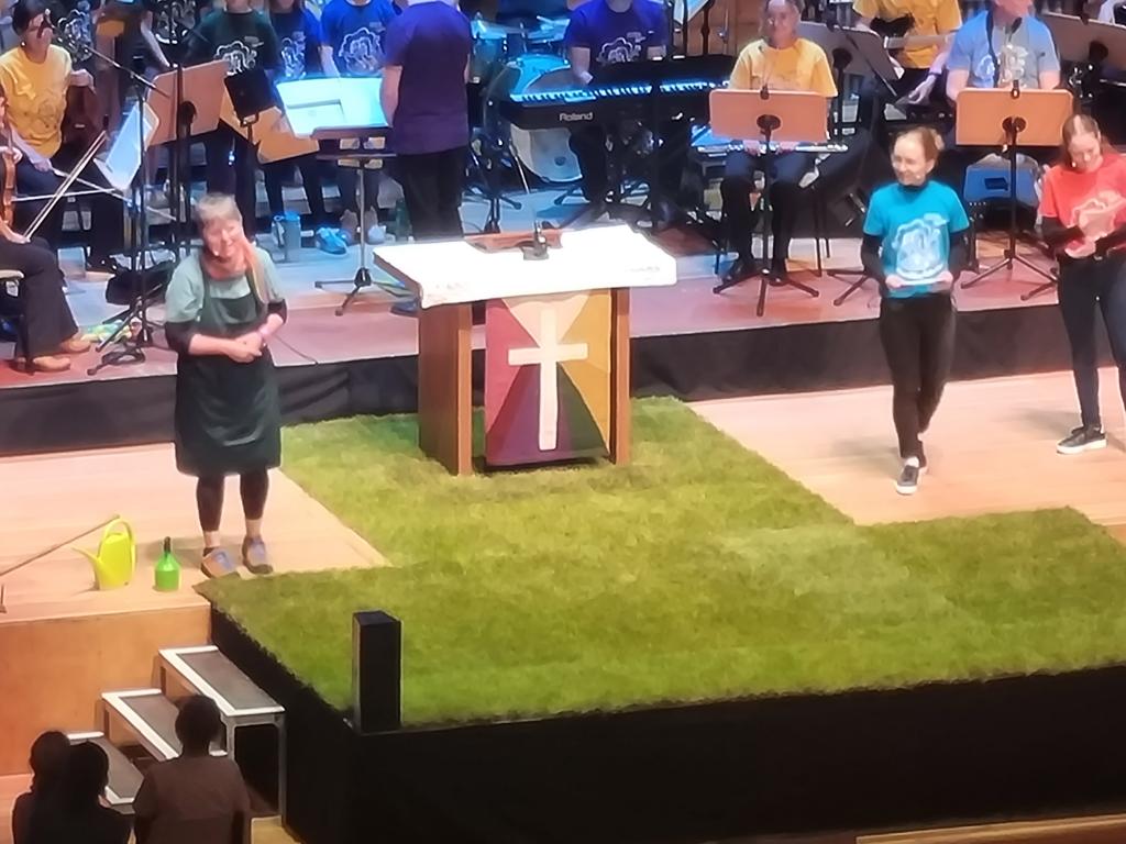 Martina Hergt begrüßt alle zum Einsingen © Karola Richter Am 23. September fand in der Stadthalle Chemnitz der 4. Sächsische Landeskurrendetag statt. Das Motto lautet »Himmeltöne – Erdenklänge« © Karola Richter