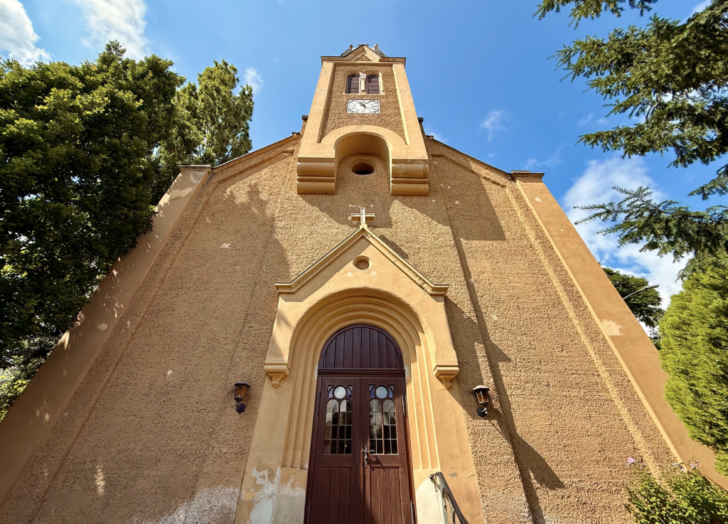 Die Gethsemanekirche: rau verputzter Bau mit erkerartigem Turmgiebel. © Anna Hofer